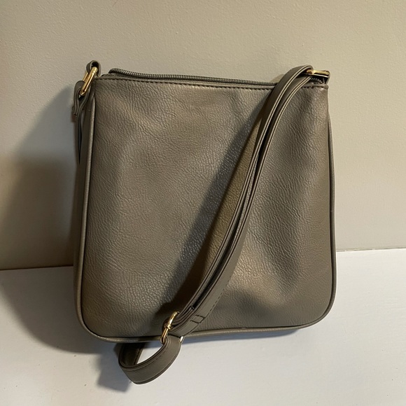 Apt 9 gray crossbody with pockets on the inside and one pocket on the front. - Picture 4 of 5